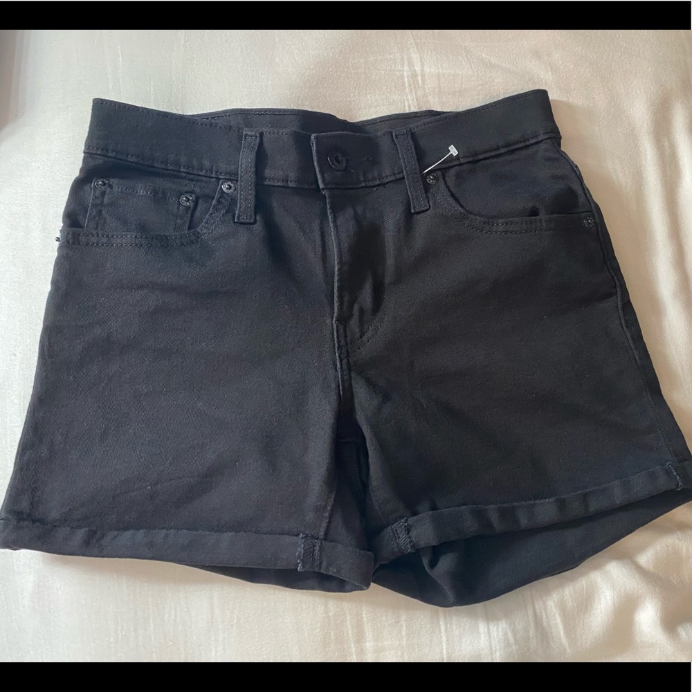 Black Levi’s shorts size 27